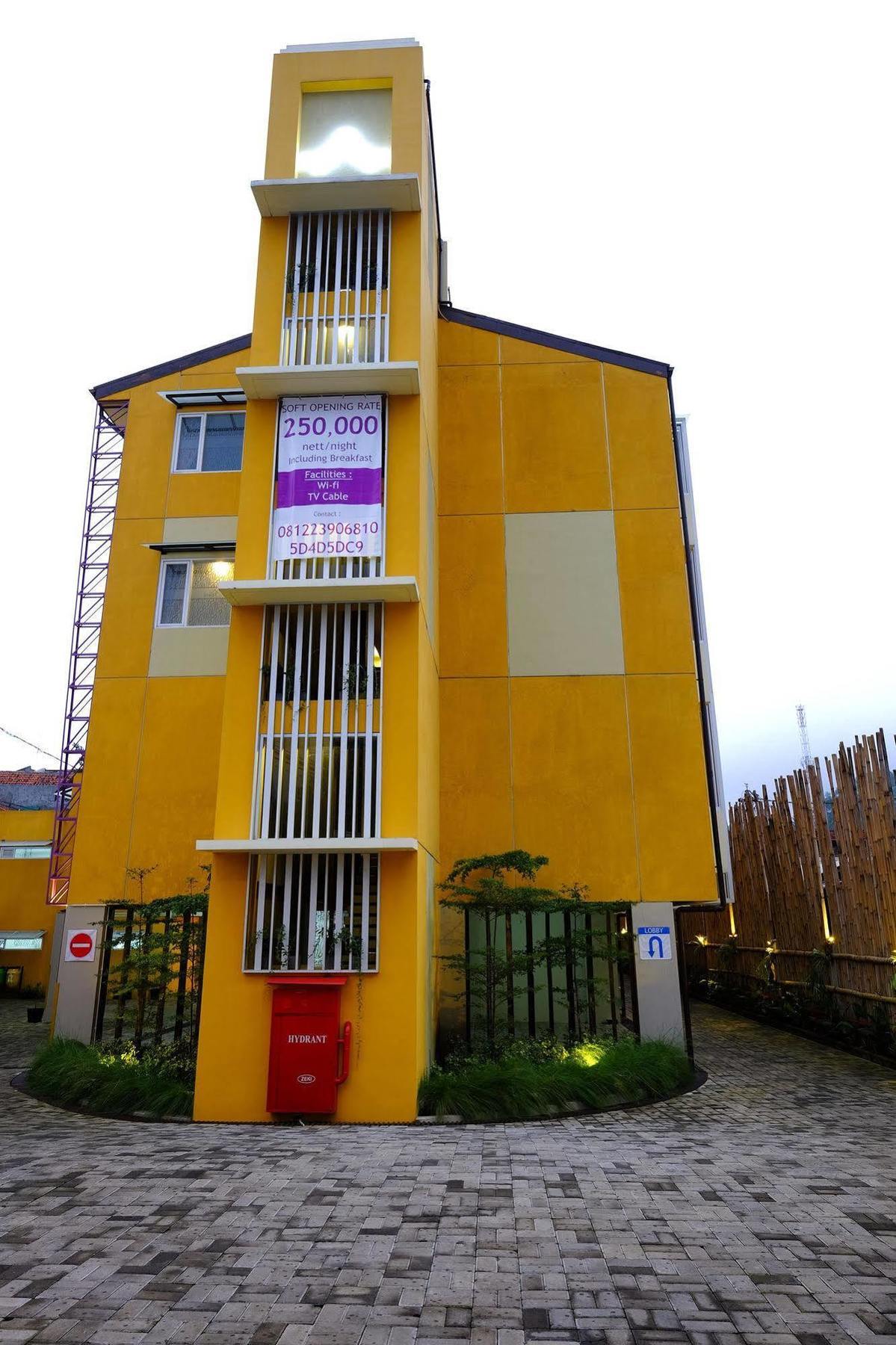 Tibera Hotel Ciumbuleuit Bandung Exterior foto