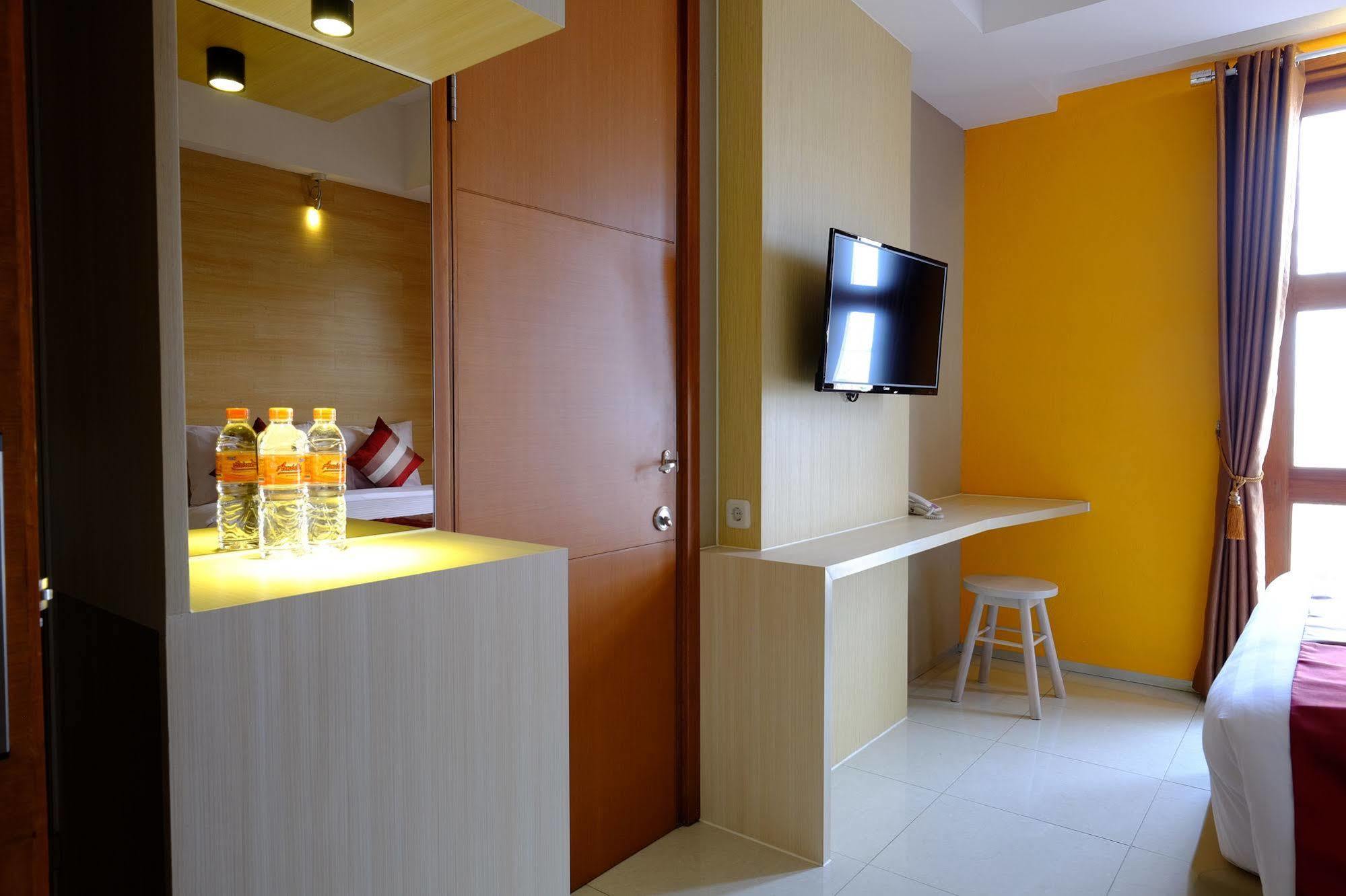Tibera Hotel Ciumbuleuit Bandung Exterior foto